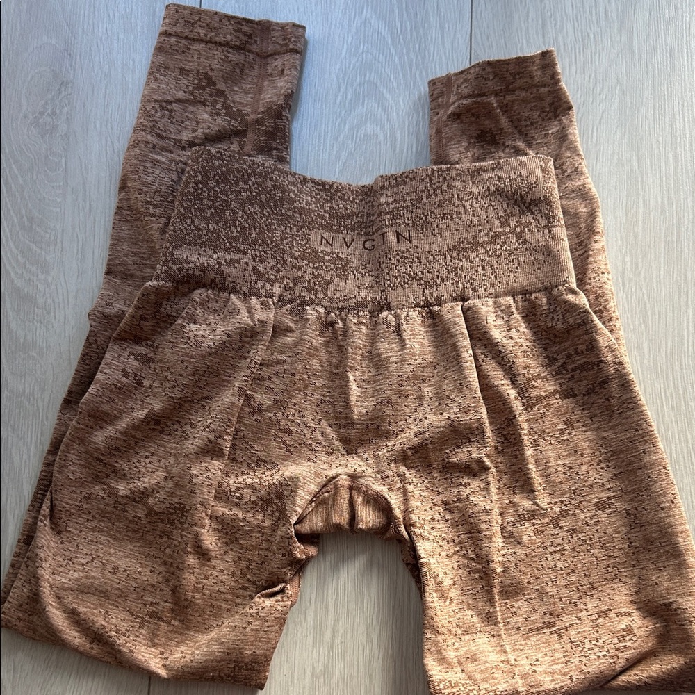 NVGTN Leggings in Textured Brown